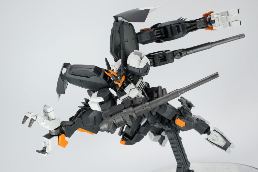 アサルトナイフやグラントンファーでキメ。アサルトナイフはオプションセット7のものを使用。マウント部は端白星の腰部パーツを使っています。