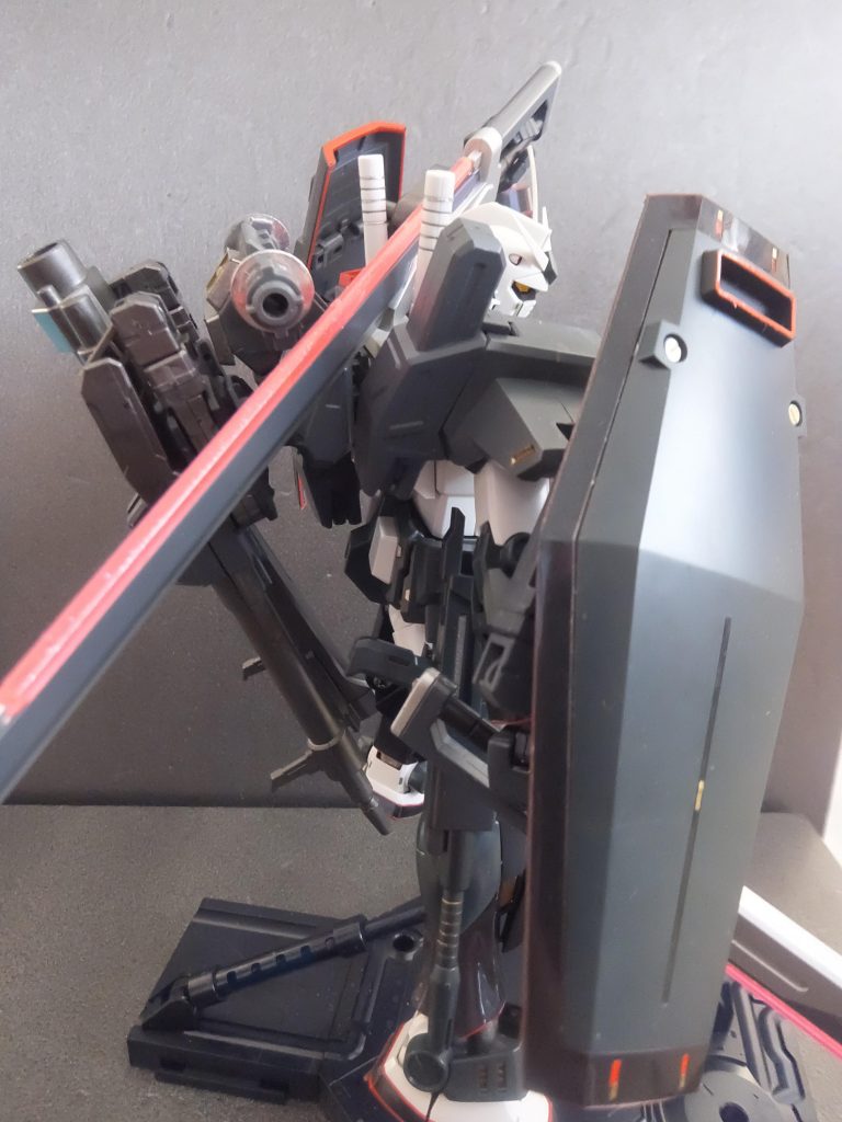 バックパックや肩回り・脛等にはヘイルバスターガンダムのパーツを使用しています。背中のPCパーツに対艦刀を取付可能です!!!