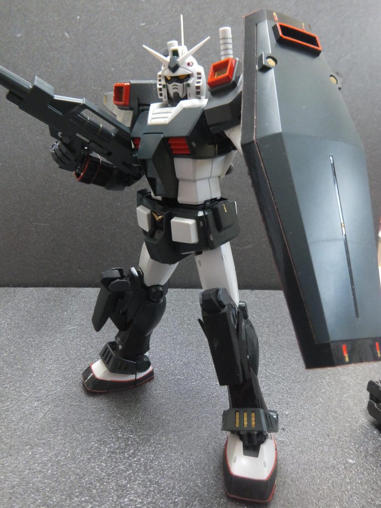 一部塗装やカッティングシートを使用しています。肩アーマーは逆にしているのでバルカン砲は後部に有ります!!!