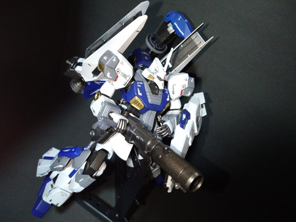 バズーカは腰溜め撃ち。マウントできるようにぶちあけた穴に、ジャイアントガトリングについていた持ち手を入れたもの。