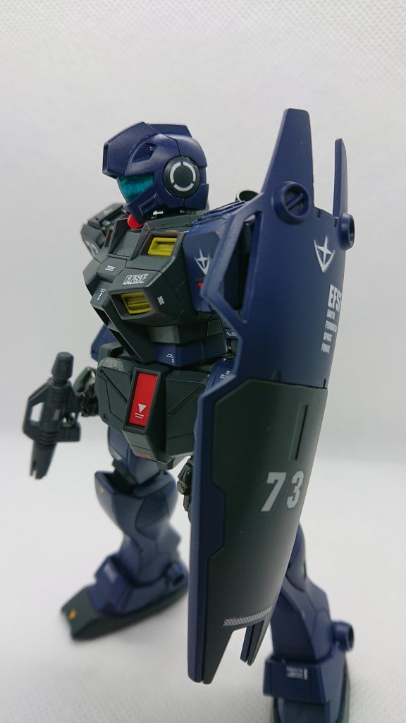 息子と塗装の設定を考えました。こちらは一見するとティターンズカラーに見えるが、ソロモン戦に参加した某部隊所属の機体であり、ビームガンではなく使い慣れたビームスプレーガンを装備している。左右の肩の色が違うのはパイロットの好み。これから激戦に向かうパイロットのワガママを少しでも聴いてやろうという整備長の心意気を感じる仕様である。なおこの機体の活躍が後のティターンズカラーにつながるとかつながらないとか。