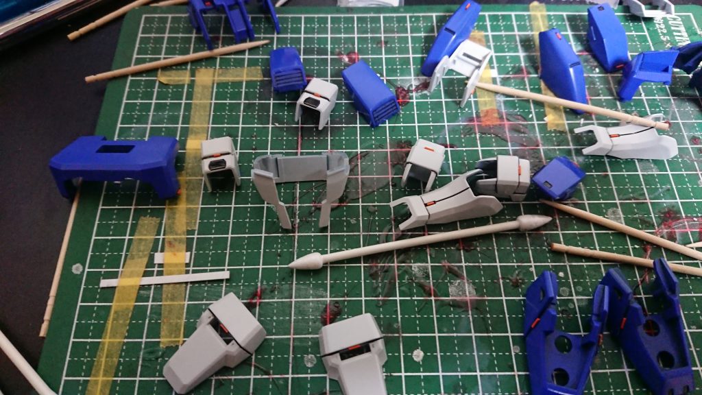 本体は特に特別なことはしてません。強いて言えば頭のバルカンをハイキューパーツのイージーガンマズルに置換、右サイドアーマーにビームライフルをマウントできるように磁石埋め込み、ボディの随所にチップを散らしています。本体はオレンジ、ビームライフルのグレネードには赤をチョイスしました。