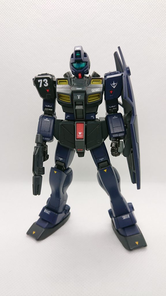 正面から、こちらもスジボリと水性ホビーカラーのエアブラシ全塗装のみです。機番号73は前任者の設定を採用。