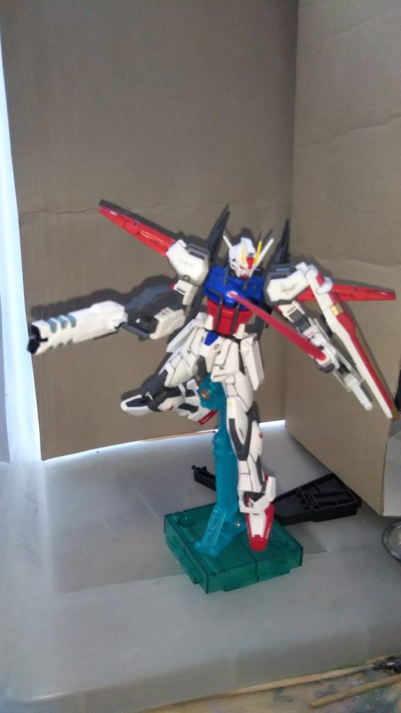 EGはお値段が手頃なので、スジ彫りの練習をしてみました。なかなか難しいものです