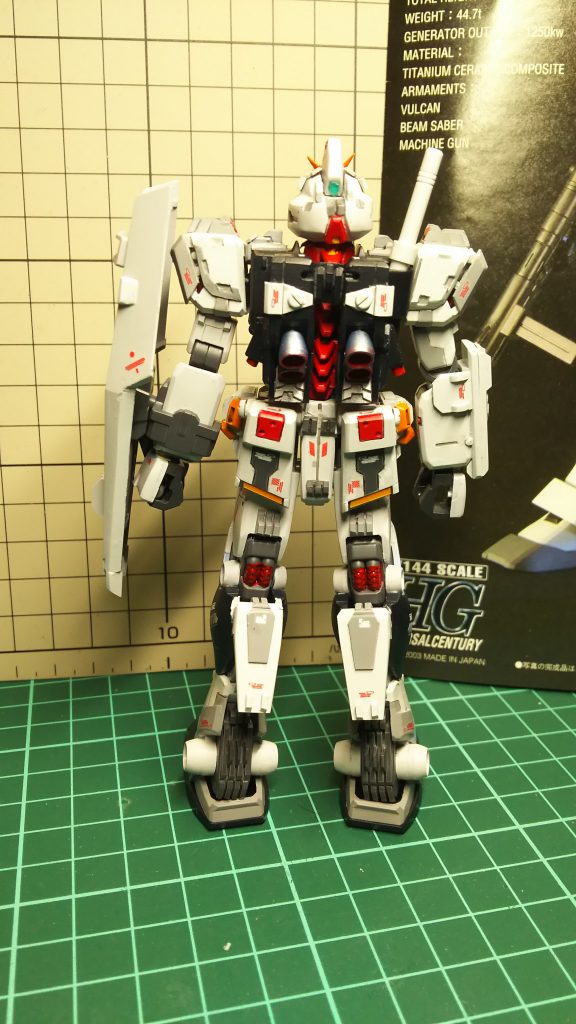 以前ネットでνガンダムver.kaを改造している動画を見て、真似てやってみた背骨型の内部フレームがこだわりのポイントです。