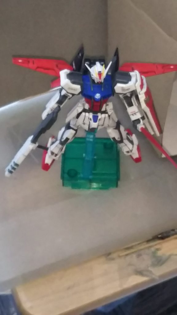 なお、バックパックにビームサーベルをマウントできるスペースがないので、シールドの持ち手側にビームサーベルホルダーを作りました