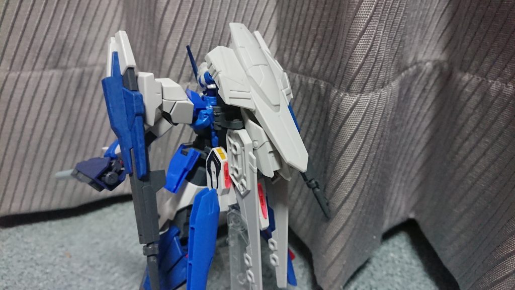 背中はコンパクトに