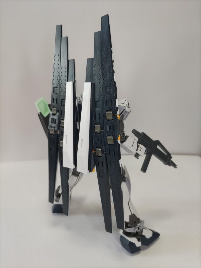 ガンダムの腕に、シールド用のジョイントがないので、他キットのグリップとプラ材で、手持ち式にした以外は、素組みです。ガンダム本体のみ、スミ入れしてトップコートで仕上げています。