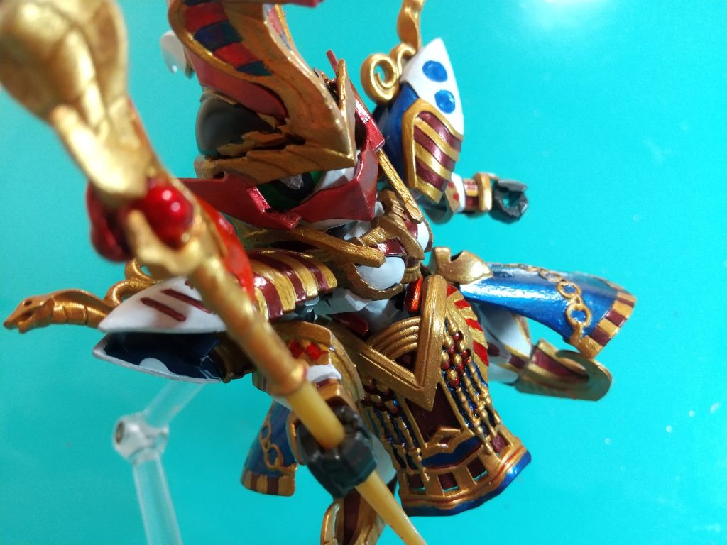 せっかくなので、マスクと杖のオーラみたいなのも塗装しましたオーラは光ります