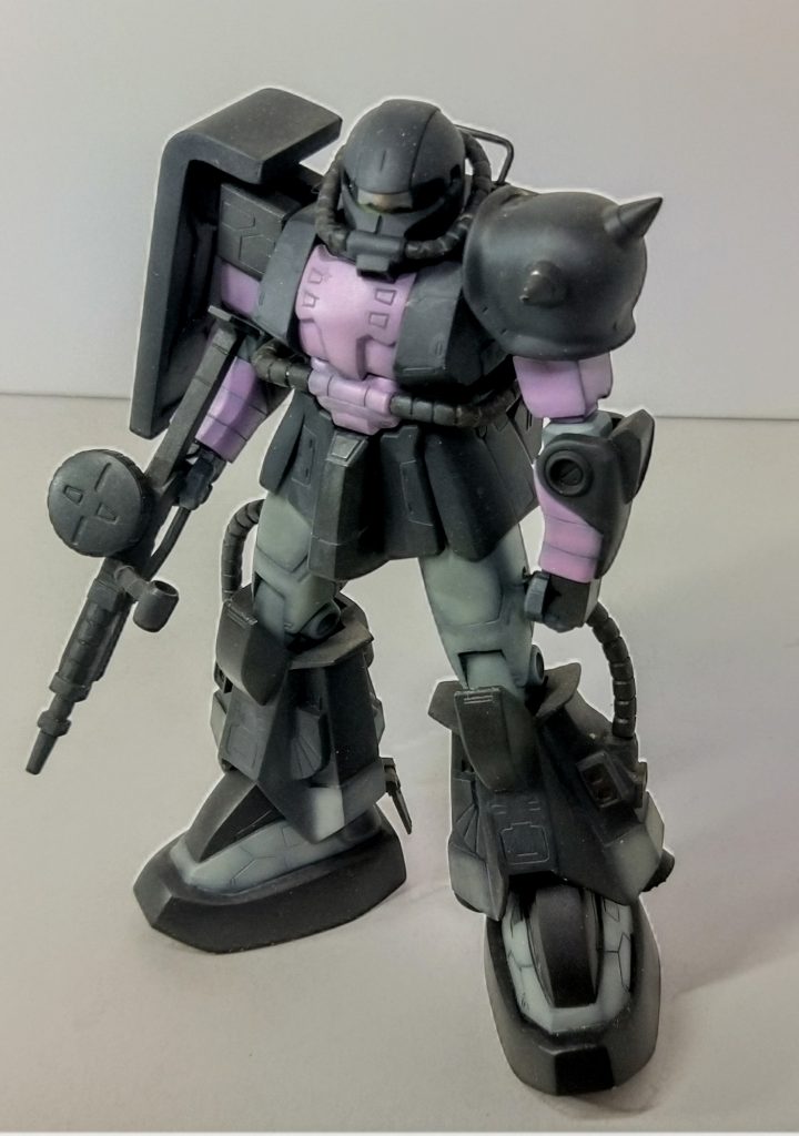 頭部内部にモノアイのレールユニットを作り、お茶系のペットボトルを加工してモノアイカバーを付けました。