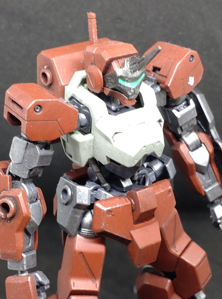 カラーレシピボディ　ダルレッドフレーム　ライトガンメタル共にタミヤスプレー胸部　ガルグレー（アクリジョン筆塗り）