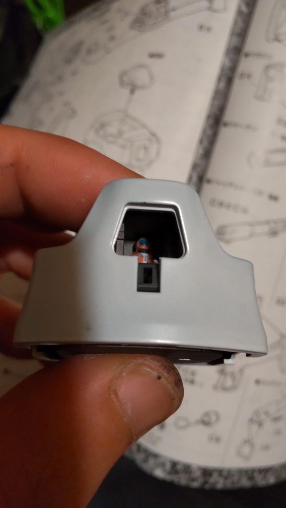 パイロットはシャアアズナブルの色で塗装。