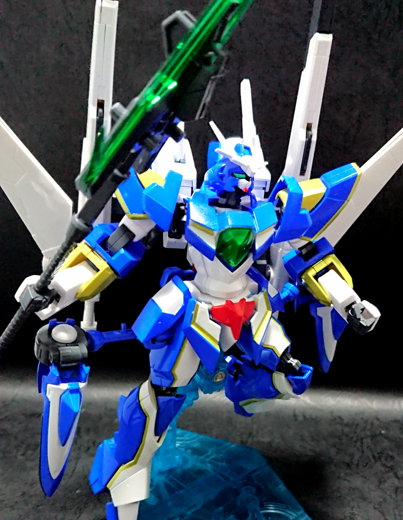 頭部：G-アルケイン脚部スラスター：ブレイヴ（無改造で嵌りました）ツインサテライトキャノン：ジェガンブラストマスターから拝借しています。武器はMSGのガンブレードランスを一部省略して軽装ランスに。ほぼリバーシブルガンダムの胴体なんですけど、カラーリングでびっくりするくらいヒロイックになって驚きました。トリコロール偉大です。