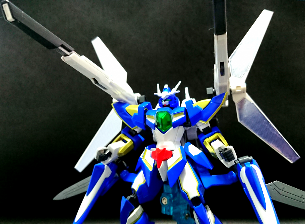ツインサテライトキャノンを撃つ際は、脚部スラスターで姿勢制御します。リバーシブルガンダムの胸部ユニット、マイクロウェーブ受信できそうだなぁ、と思ったのが改造のきっかけでした。