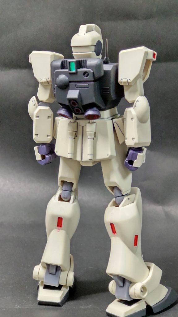リア肩の位置を上にずらし、腹部を一ミリランナープラバンで延長してます。また、フロントアーマー、膝の可動範囲拡大も行っております。本体は合わせ目消しをした後、ガンダムマーカーのレッド、メカグレー、ファントムグレーで部分塗装、流し込みペンで墨入れをした成形色仕上げです。