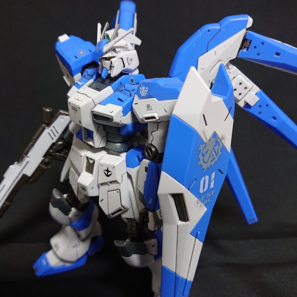 サイドショット。この角度が一番好きかもしれない。今思うと昔は機体が「青」だったんですね、RGは紫みたいですが。