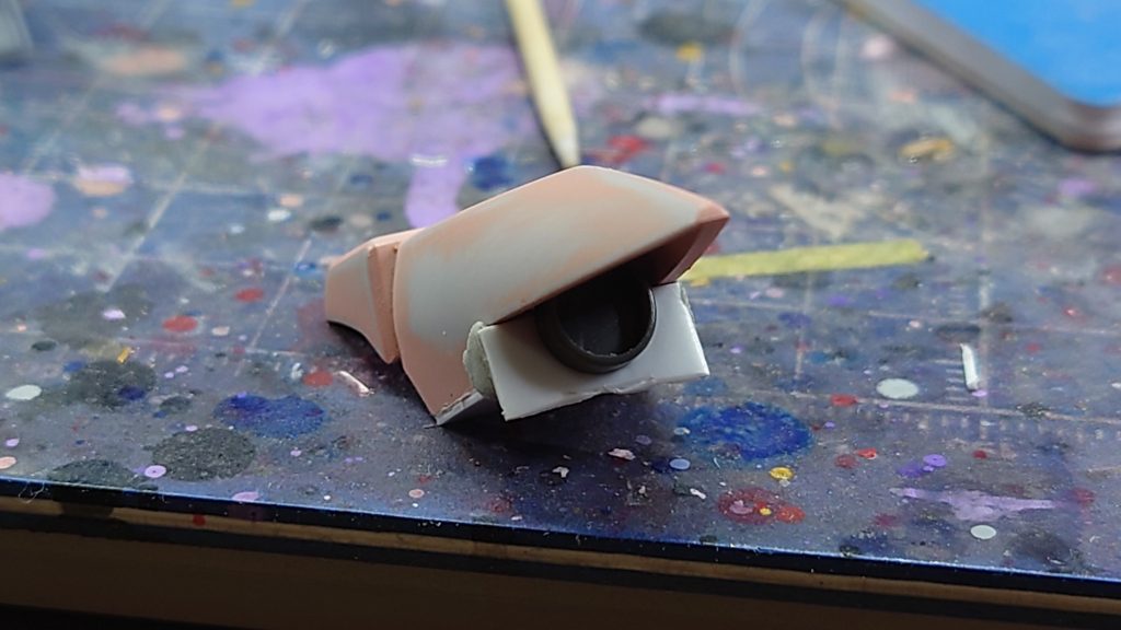 脹脛の部分にバーニアを作りましたパテとプラ板とコトブキヤの丸ノズルを使用一生懸命作ったんですけど最終的にほぼ見えなくなるので意味なかったのかもしれないな