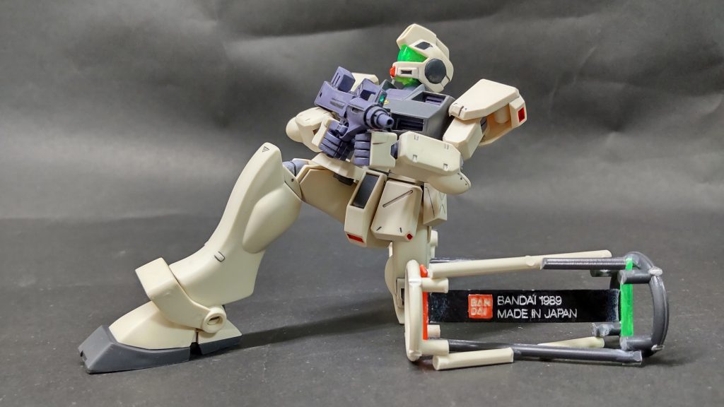 フロントアーマーの改造と、膝裏の突起の切除によって、膝立ちが出来るようにしました。脇においてあるのはランナーとタグで作った、謎ネームプレートですw