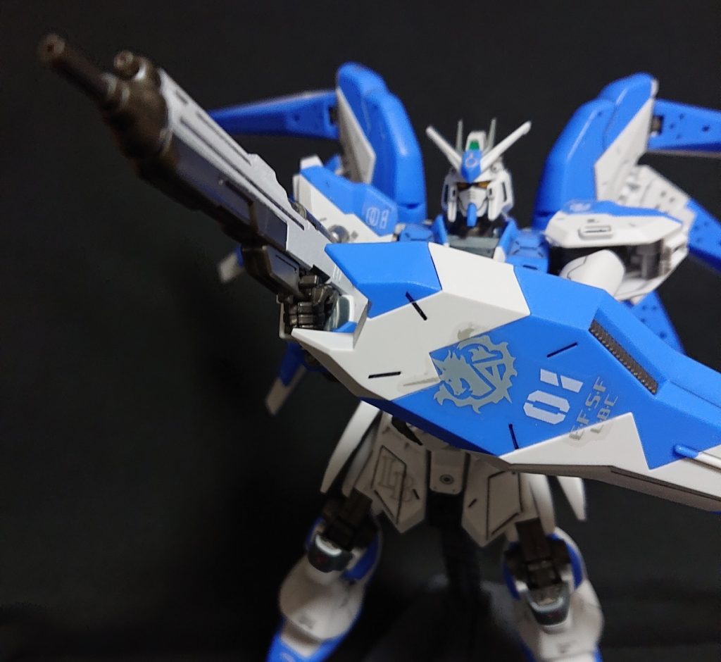 ビームライフルを構えた姿。映画の影響か、アムロの撃ち方＝この構え方になっています。