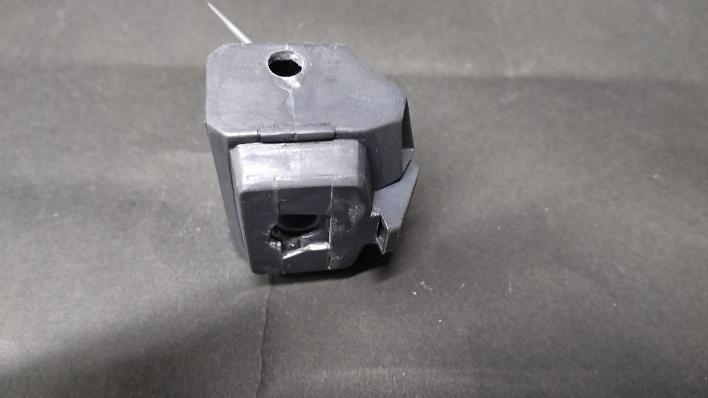 ここからは本体改修部。胴体は継ぎ目から分かるように腹の下にランナータグを噛ませて、一ミリ延長してます。また、肩の接続軸をカット、後述する肩関節を入れるための穴を開けました。これによって設定画よりも低いかなと思ってた肩を上げました。