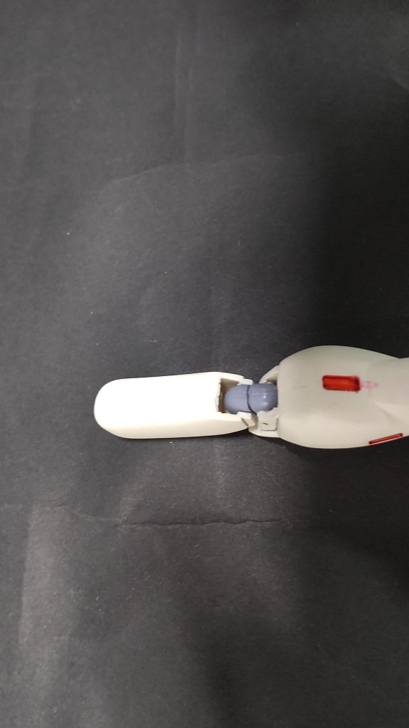 膝裏はパーツをカットして可動範囲を広げたので、少しスカスカ感があるかもしれません。