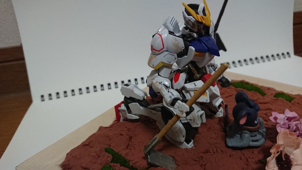 土はコルッキーというジオラマ用の粘土を、花や草、土台は百均の物を使いました。鍬は即売会で買ったものを使用しています真ん中にはメガハウス様の3丁目のおるふぇんちゅのミカを置いてます