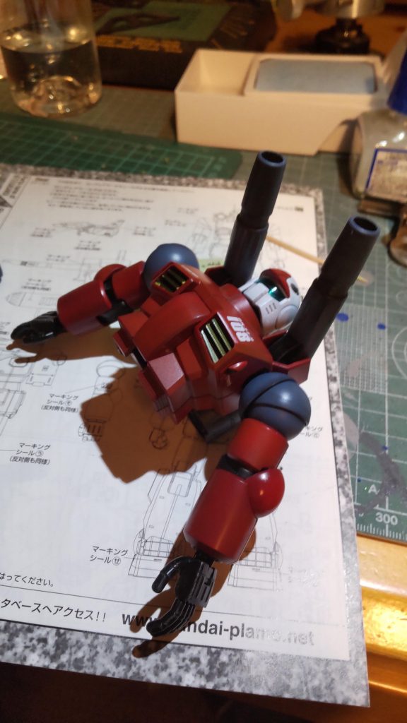 黄色の部分がどうも気に入らなかった（おもちゃっぽい）のでガンメタ×ブライトシルバーの混色で塗装。