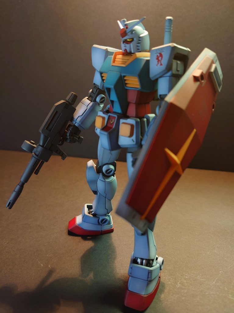 ガンダムは青白い感じのグラデーションで