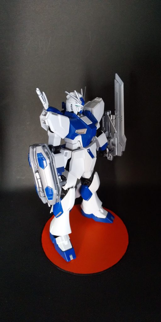 目立った改造はなく、塗装変更と簡単な墨入れ、差し替えアンテナの調整だけしてます以下、可動域確認も兼ねたポージングになります