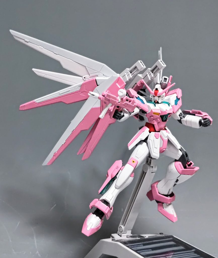 羽根は逆向けに付けてフリーダムっぽくなってます。