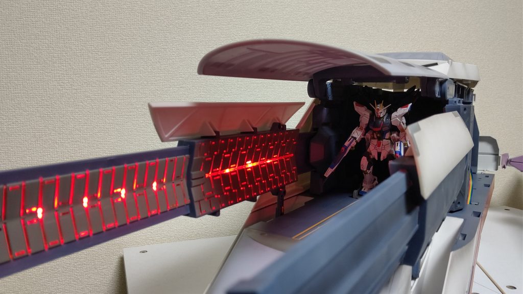 「CPC設定完了。ニューラルリンケージ。イオン濃度正常。メタ運動野パラメータ更新。原子炉臨界。パワーフロー正常。全システムオールグリーン。ストライクフリーダム、システム起動。」「X2OA、ストライクフリーダム、発進どうぞ」「キラ・ヤマト、フリーダム、行きます!」