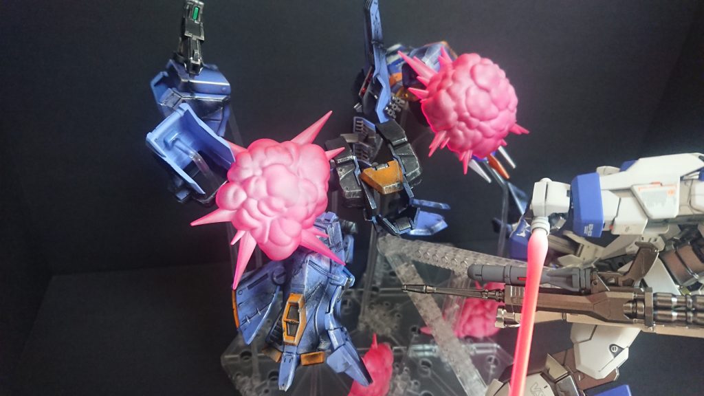 アサルトシュラウドは劇中では爆散しているため完全にオリジナルでダメージを与えています。