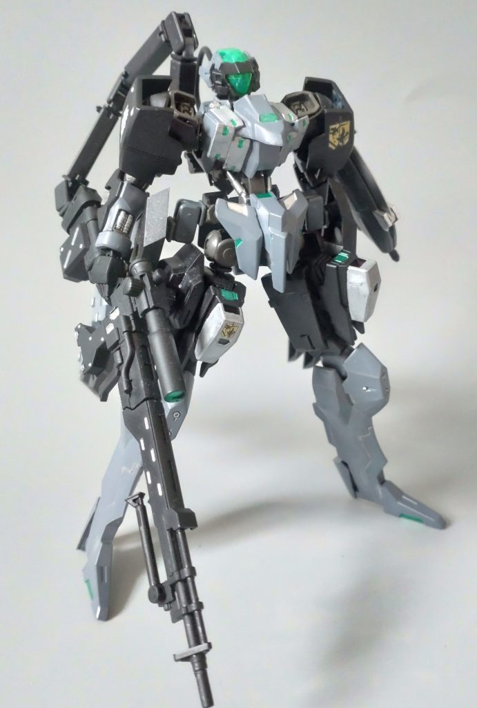 元ネタ有りではありますが、久しぶりにシンプルな形で完成させることが出来たと思います。肩と腰のデカールは余ってた鉄血のクジャン家のエンブレムを使用。
