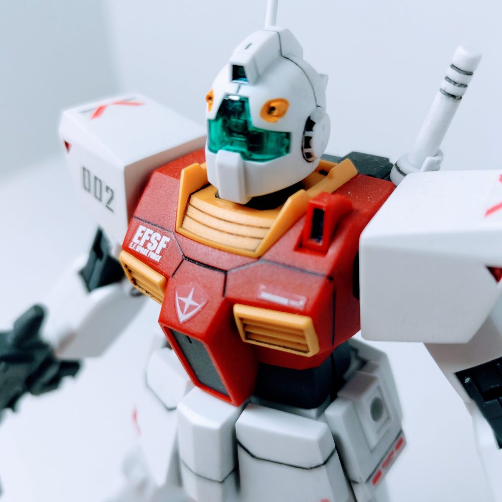 胸部とスカート部に嫌味?な程にスジ彫り入れてみました。使用工具は0.2mmのマイクロチゼルを動画を参考にチマチマとバルカン部の黄色はシタデルの黄色の筆塗り。