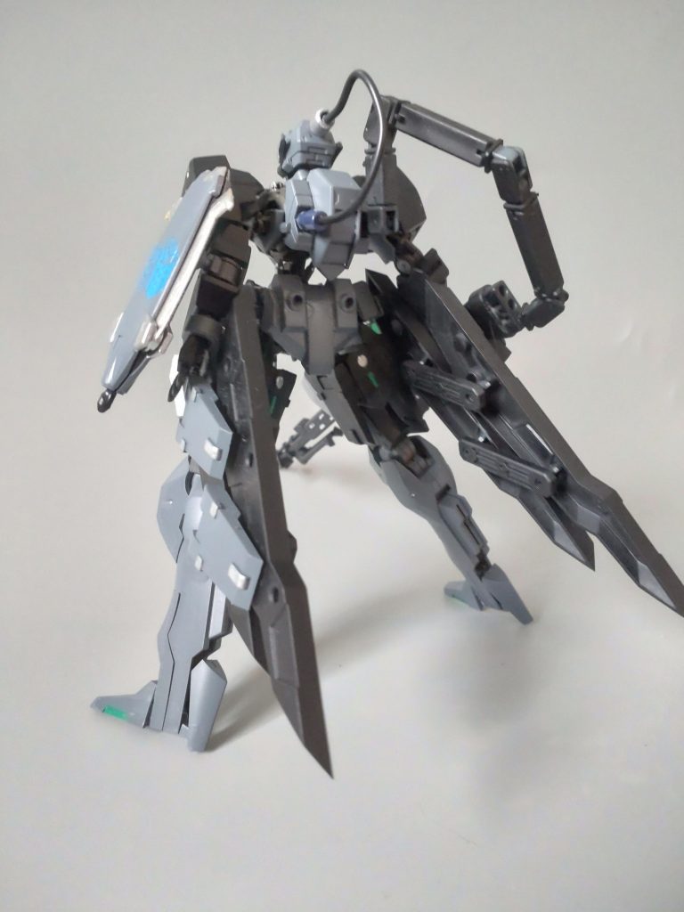 腰のバインダーはブキヤさんのモノです。頭部が破損した時はショックでしたが、30MMにしたことにより後頭部にケーブルを付けれましたので少しは結果オーライ。