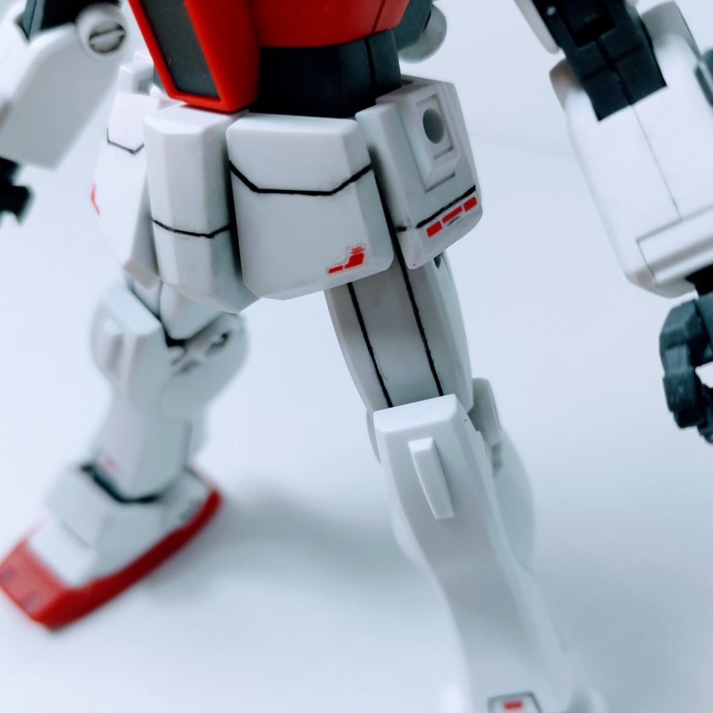 太腿にもスジ彫りスミ入れは、無塗装状態でのエナメルは危険な為、ウェザリングカラーのブラックを使用。