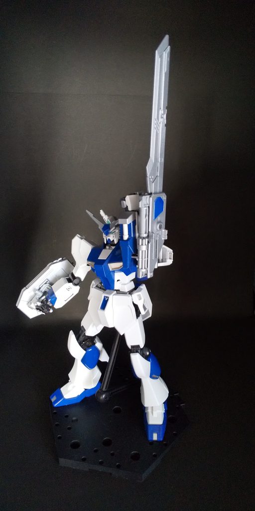 「エクシアだと！？左右反対だが」と、アメイジング２巻ロンドンでのバトル１幕ぽく写真を撮ってみましたなかなか漫画のコマの様なアングルが難しい～個人的に満足な可動域を持つガンプラです