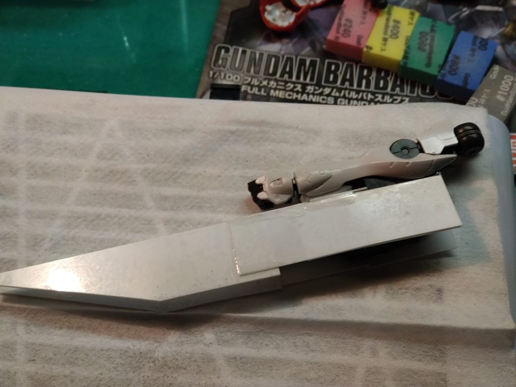 制作過程で1つだけやり残しがありましてそれがこちらの左腕のパーツを大改造していたのですが時間が掛かりすぎる為こちらはまたある機体と合体させていこうと考えてます！To be continued.