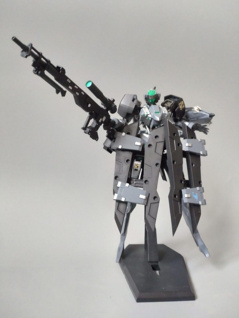 元ネタには無いオリジナルギミックになりますが、腰のバインダーは左右入れ替え展開する事によりシールドになります。