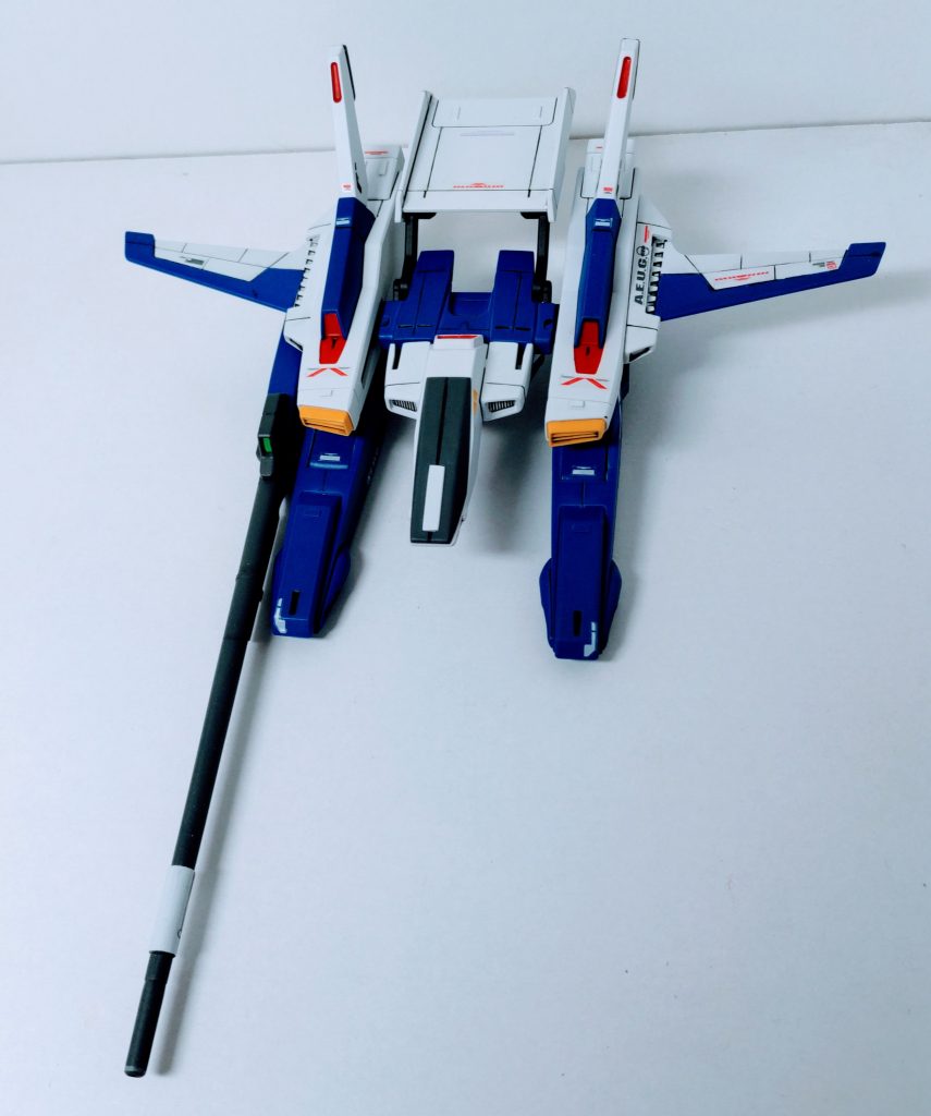 お次はGディフェンサーですが、こちら仮組みしたら、写真の青い箇所(確かポンツーン)の合わせ目が目立つし肉抜き穴が目立つで悲惨な状態な為、時間をかけて処理しました。塗装はサフ処理後ガンダムホワイト&ブルーのスプレーで塗装 久しぶりのスプレー塗装ですが、何とか終了!エアブラシ欲しい(泣)