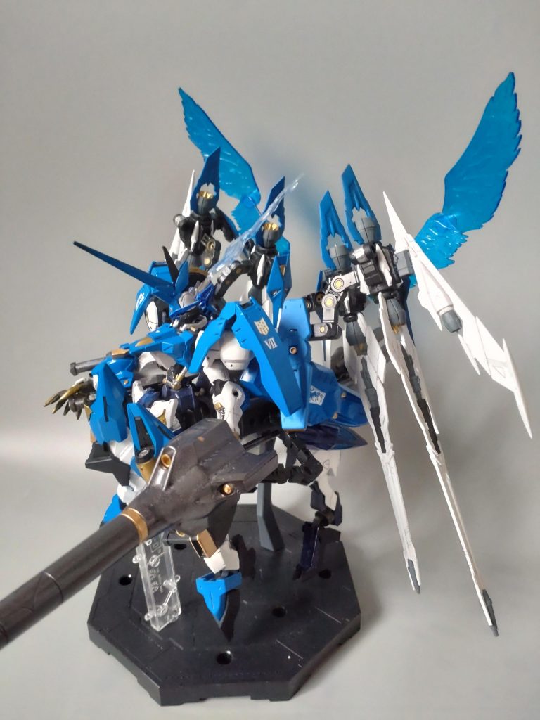 正面だと4脚が分かり難いので側面から。元々のバルバタウロスはバランスが良くカッコいいのですが、キマリスヴィダールを乗せるとバランスが崩れカッコ悪く感じましたので、脚部を中心に太めに盛りました。合わせて頭部も拡張。後頭部に忍パルスビームズを加工して付け、排熱パーツ（フルメタのコダールをイメージしました）を追加しています。