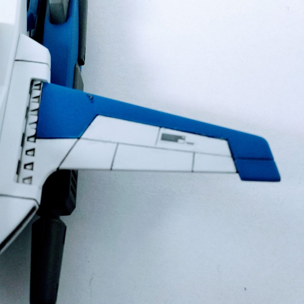 両方の翼が蛋白だった為スジ彫り追加マイクロチゼルの0.2mmです。