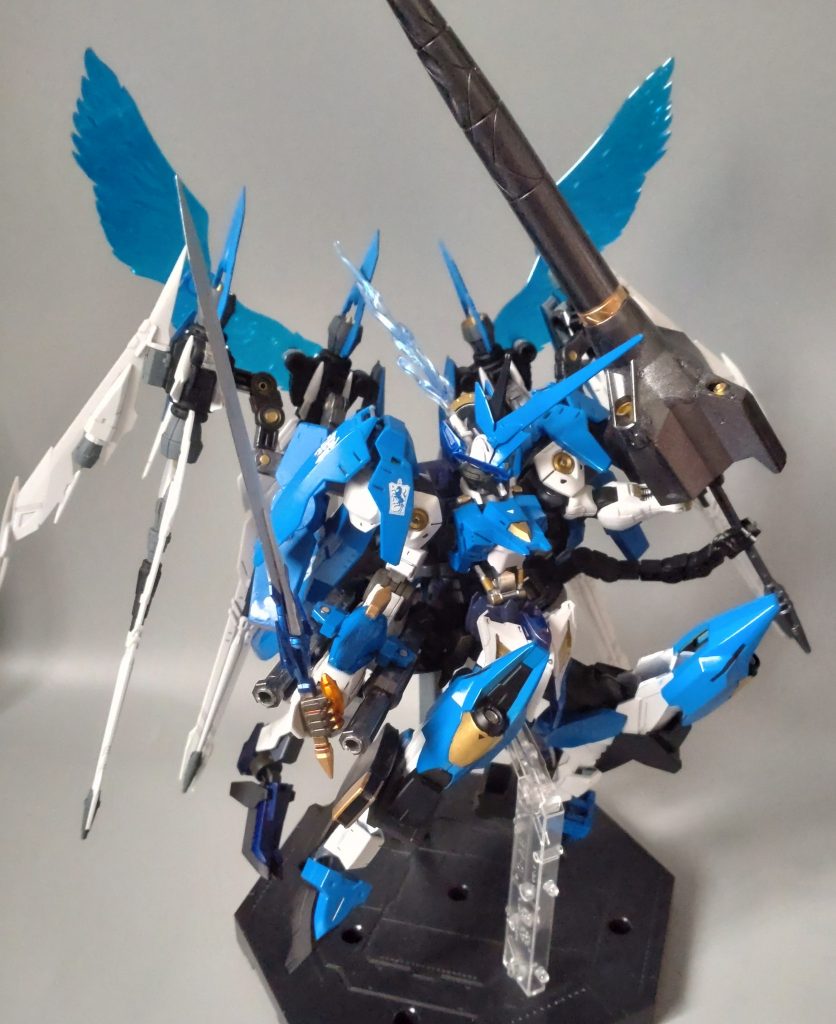 騎士、といえばナイトガンダムなのでランスと剣を装備（持ち手は逆ですが）。ランスの重量に対抗するため、キマリストルーパーを参考にサブアームを付けています。