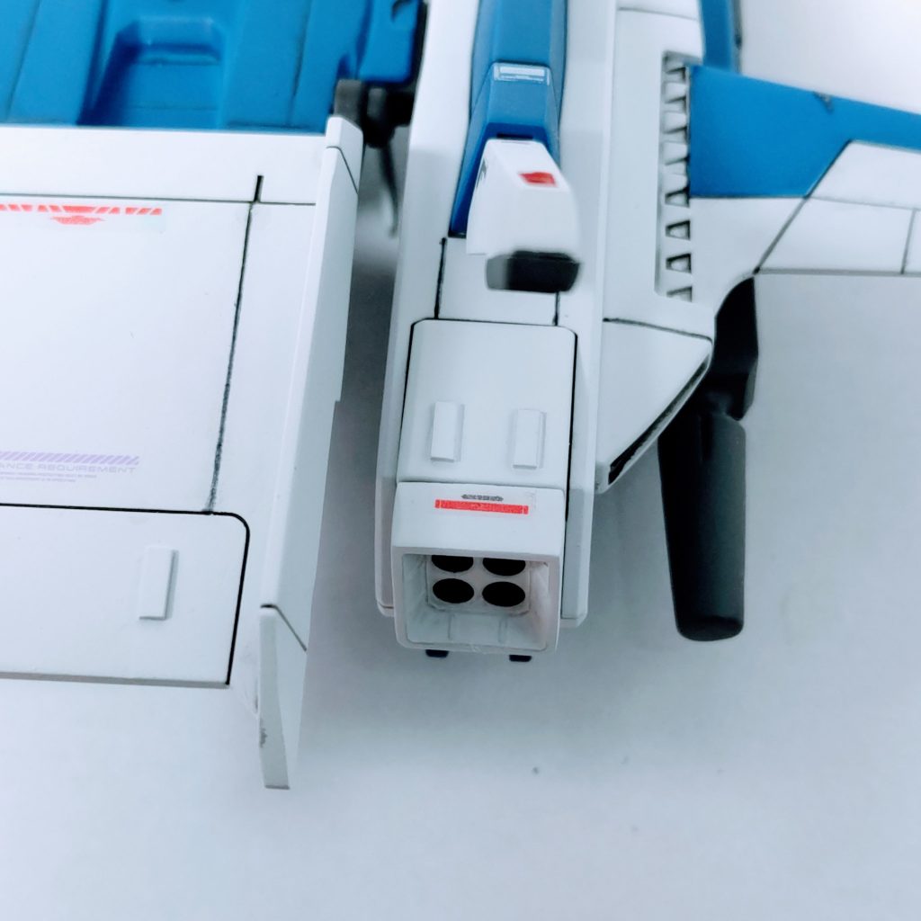 後部スラスター付近に何もないので、手持ちのプラ板でディテールアップ。