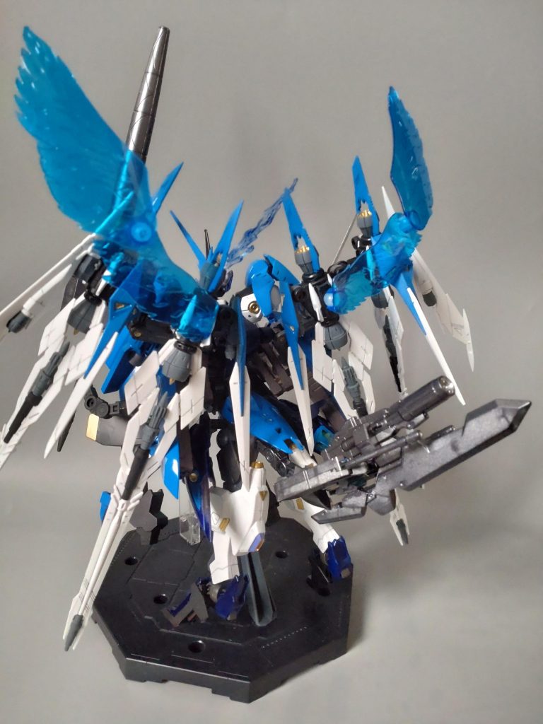 バックパックの羽はビルドストライクより。写真では分かり難いですが、メタリックブルーを薄く塗りキラキラさせています。しっぽはリード線が苦手なので鉄血のオプションセットでゴツく作り直しました。