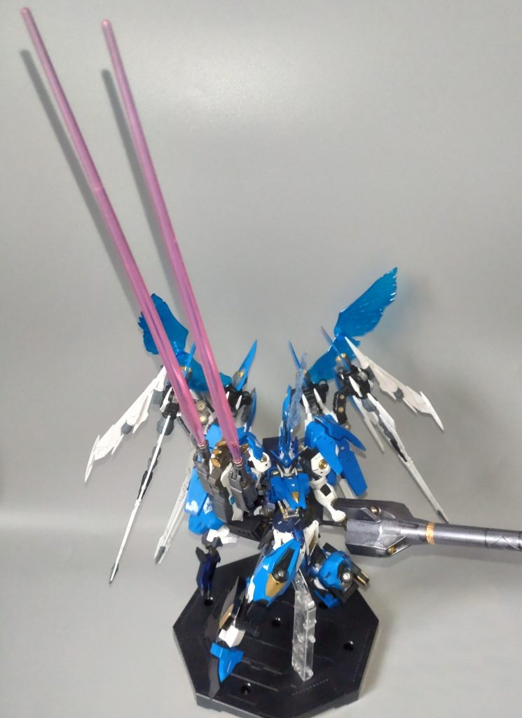 腕部に付けたパーツは基のロケット砲ではなく、ビームサーベルとして使用してみました。