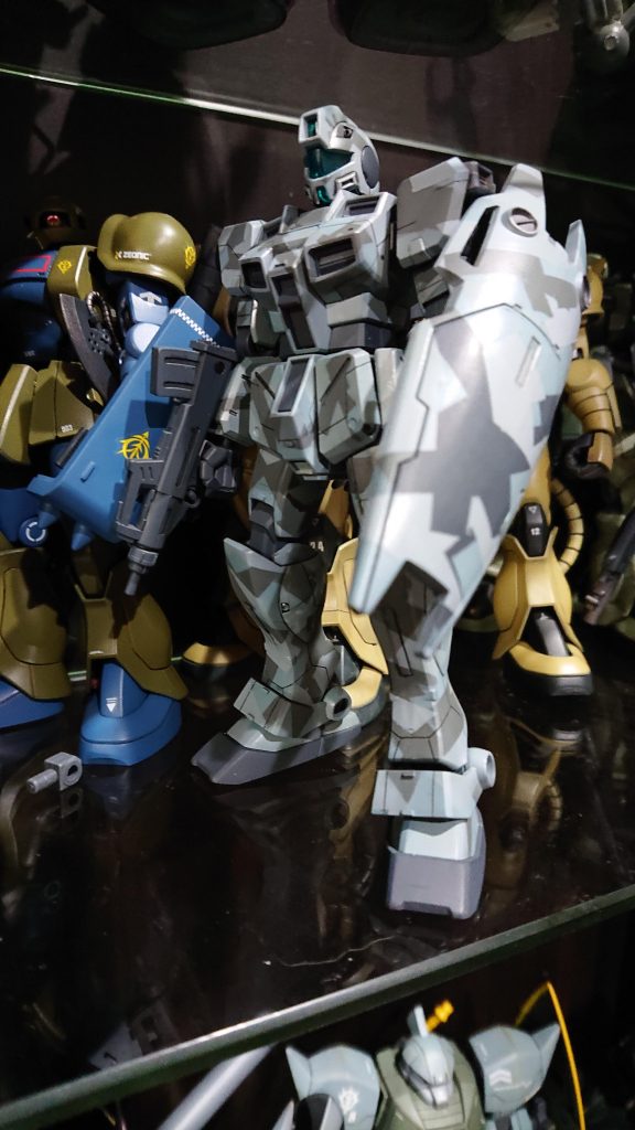 1度目の全塗装後です、3色使用した迷彩にしたつもりですが、なんだかメリハリがなく納得がいかなかったのでマイペットにダイブしリセットして再度塗装。ちなみにこの時点ですでにアゴは紛失…。