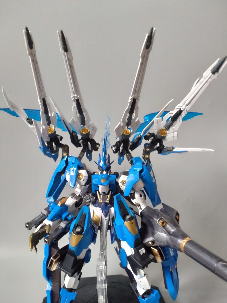 エクリプスの漫画がまだ未読ですので、こんな機構があるか分かりませんが、バックパックを前に展開し射撃モードになります。