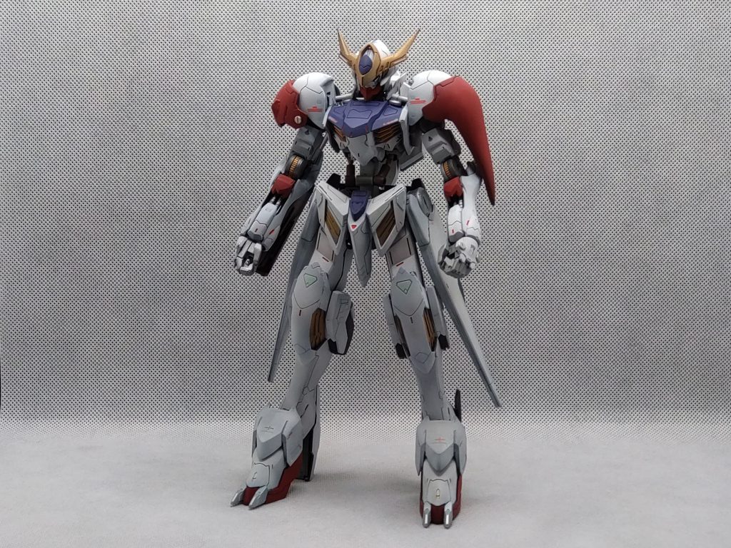 全体はこんな感じです。元々が僕の騎士的形状の機体なのであまりイジらずにメタルパーツと左肩の変化、胴の延長で済ましました。大剣も改造しようかと思いましたがアイデアも気力もなく断念しました(;´д｀)ﾄﾎﾎ…