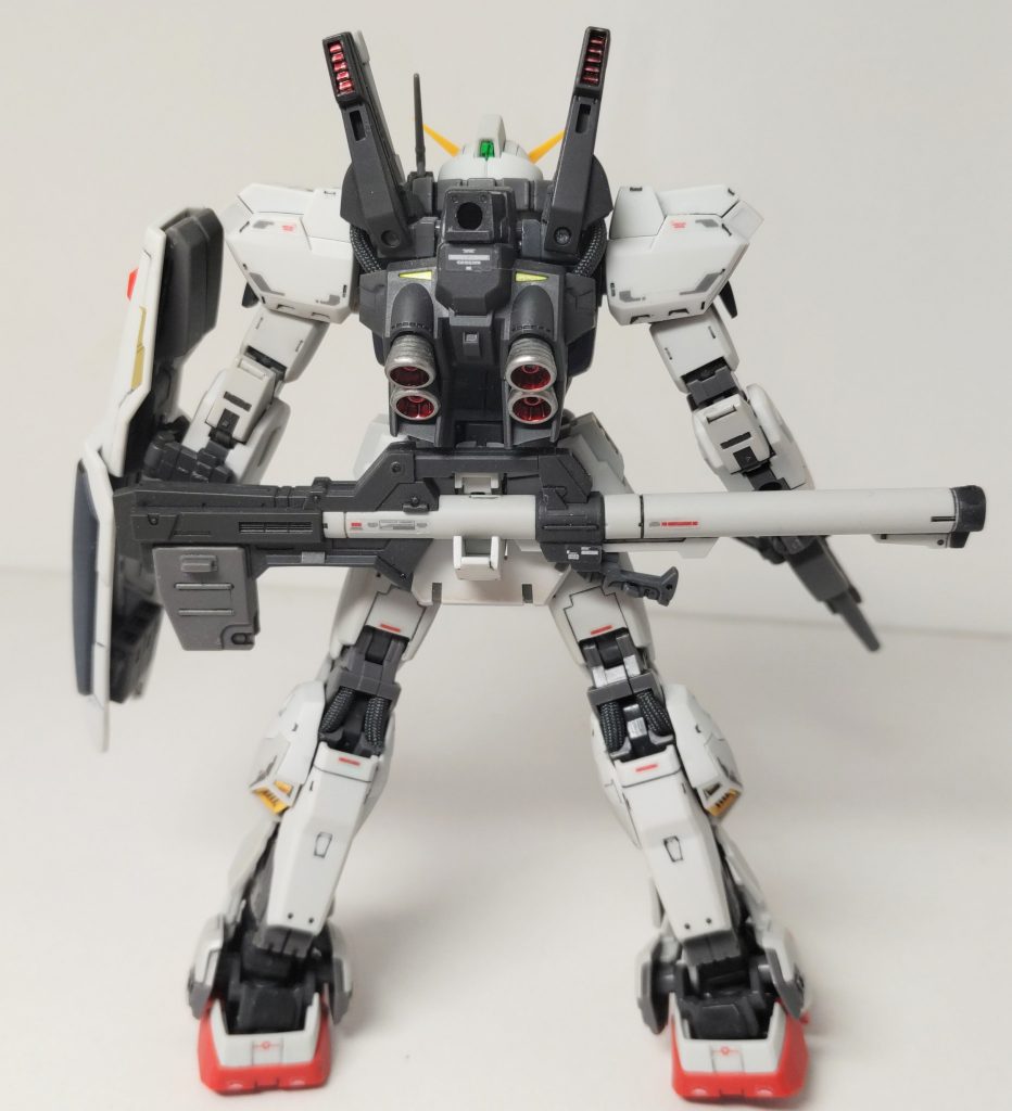 ランドセルのバーニアはシルバーで塗装した後に内部だけ、エナメルのクリアレッドで塗装。ランドセルの穴はGディフェンサー接続用製作して思いましたが、初めてRGとして製作したZガンダムより、非常に組みやすくMSジョイントがまるで、ムーバブルフレームに思えて楽しく組めました。